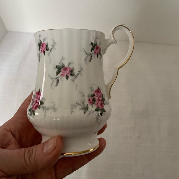 ROYAL WINDSOR | Cabbage Roses pattern. Fine Bone China Mug. - Picture 2 of 8